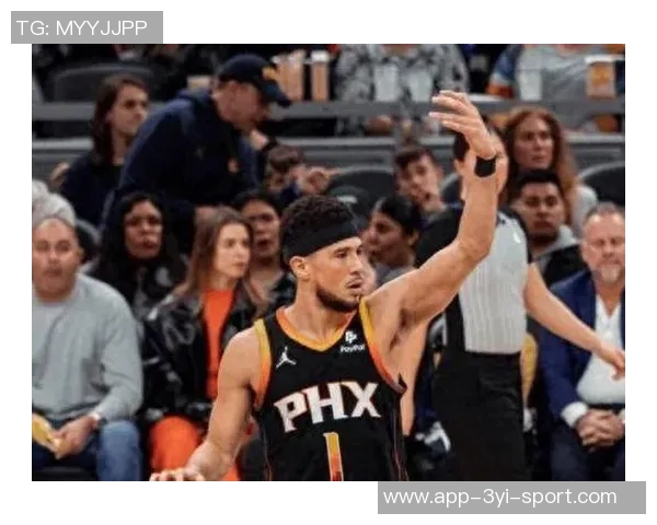 布克首节表现惊艳三分球全中助力球队轻松领先 布克首节表现惊艳三分球全中助力球队轻松领先